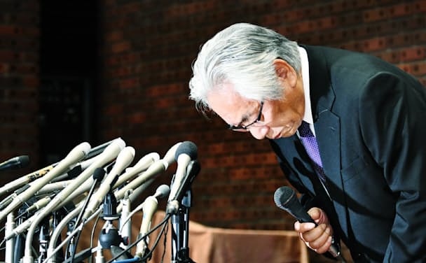 記者会見で謝罪する日大の大塚吉兵衛学長のネクタイは細かい模様が入った鮮やかなブルーだった（5月25日、東京都千代田区）