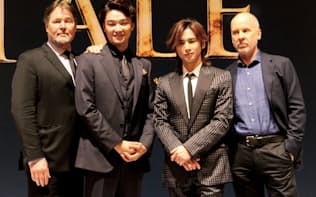 『ナイツ・テイル－騎士物語－』は7月27日～8月29日、東京・帝国劇場にて上演。製作発表会見で、左からデヴィッド・パーソンズ（振付）、井上芳雄、堂本光一、ジョン・ケアード（脚本・演出）