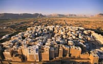 イエメンのシバームの旧城壁都市（Photograph by George Steinmetz, Getty Images）