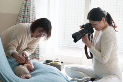 撮影と同時に産後ママのケアも 産後ママに自信 プロが撮る新生児フォト 静かな人気 Nikkei Style 撮影と同時に産後ママのケアも 産後ママに自信 プロが撮る新生児フォト 静かな人気 Nikkei Style