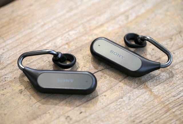 ちょっと変わった形をした「Xperia Ear Duo」。耳に装着する部分は空洞で、音導管を通して流れてくる音楽を聴く。重量は片側約10.6グラム。カラーは写真のブラック以外にゴールドがある。直販価格2万9880円（税別）