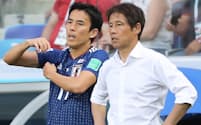 W杯ロシア大会で日本代表を支えたキャプテンの長谷部選手（左）。右は西野監督