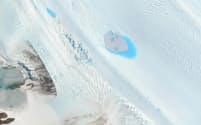 東南極のラングホブデ氷河の表面に点在する小さな湖（PHOTOGRAPH VIA DIGITALGLOBE VIA GETTY IMAGES）