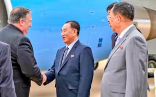 平壌に到着して北朝鮮の金英哲副委員長(中)と握手するポンペオ米国務長官（6日）=米国務省のツイッターより