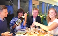 海外の富裕層に日本酒の魅力を伝える舘谷さん（左から2人目）