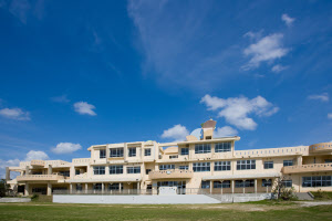 沖縄県の伊計島にある本校=N高等学校提供