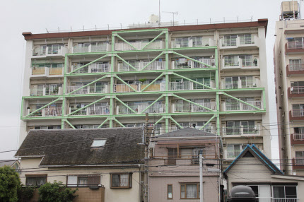 旧耐震マンションを制振ブレースで 住みながら補強 日本経済新聞 旧耐震マンションを制振ブレースで 住みながら補強 日本経済新聞