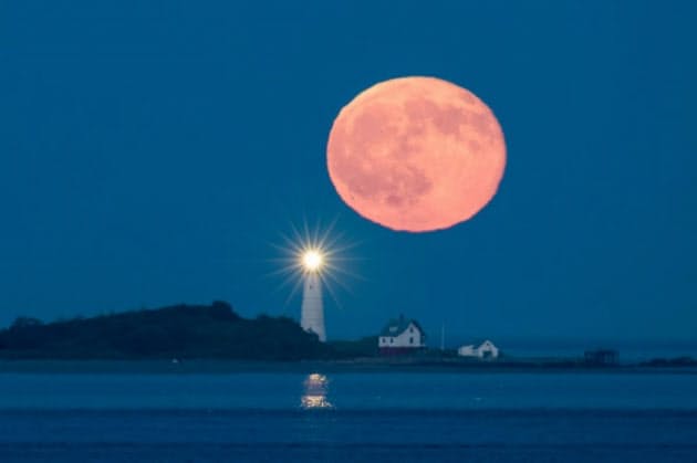 夏の贈り物 幻想的な赤い満月 明晩は見られる Nikkei Style 夏の贈り物 幻想的な赤い満月 明晩は見られる Nikkei Style