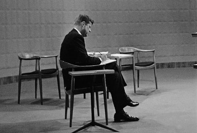 1960年9月、米大統領選のテレビ討論会前に「ザ・チェア」に腰掛けて準備をするジョン・F・ケネディ＝AP
