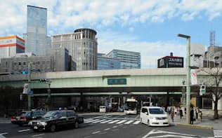 日本橋の上空を覆う首都高都心環状線。撤去するのは早くても2030年となる見込み（写真:日経コンストラクション）