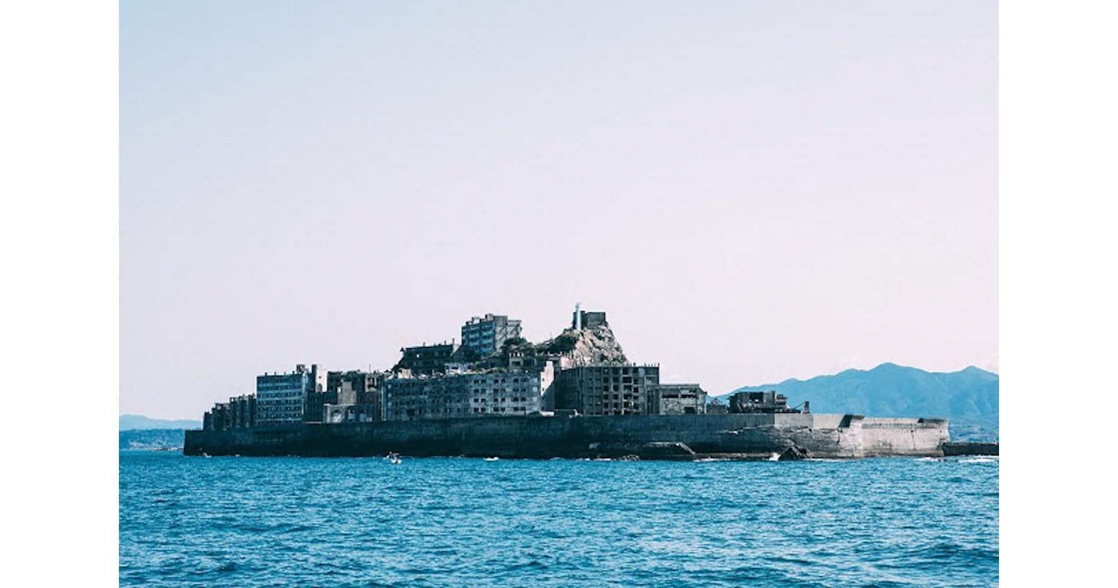 外国人観光客がはまるニッポン 神秘の島 迷宮の鳥居 Woman Smart Nikkei Style