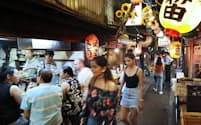外国人観光客は日本の食べ物に興味が強い（東京都新宿区の「思い出横丁」）