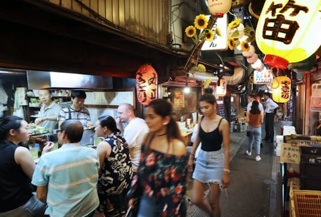 外国人観光客は日本の食べ物に興味が強い（東京都新宿区の「思い出横丁」）