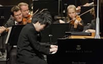 第27回クララ・ハスキル国際ピアノコンクール最終選考で協奏曲を弾く藤田真央（2017年8月25日、スイス・ブベー。写真提供=ジャパン・アーツ）