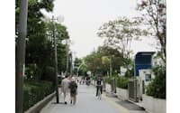 新浦安駅付近の歩道。よく見ると、街灯が傾いたままだった（写真:日経ホームビルダー、2011年7月28日撮影）