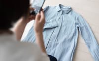 フリマアプリで洋服を売るのは副業になる？（nikkei WOMAN Onlineより）=PIXTA