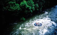ニュー川・ゴージ峡谷の速い流れに、ゴムボートが翻弄（ほんろう）される。
(c)Richard I'Anson/Lonely Planet Images

