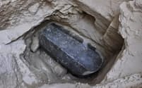 重さ約30トンの密閉された花こう岩の石棺（サルコファガス）。2000年以上前のものと推定されており、ネットでは棺に納められた人物に関する憶測が飛び交っている（PHOTOGRAPH VIA EGYPTIAN ANTIQUITIES MINISTRY , VIA AGENCE FRANCE-PRESSE － GETTY IMAGES）