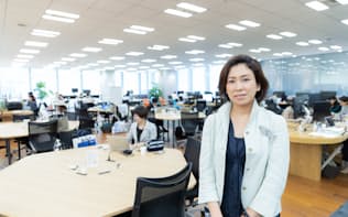 リクルートの二葉美智子HR研究機構イクション事務局長。後ろがフリーアドレスのオフィス（写真:吉村永、以下同）