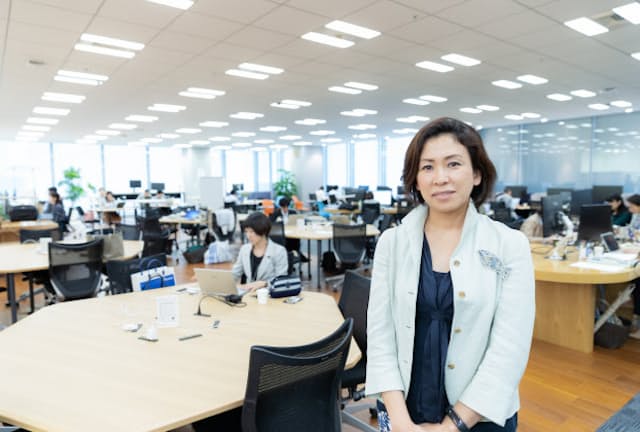 リクルートの二葉美智子HR研究機構イクション事務局長。後ろがフリーアドレスのオフィス（写真：吉村永、以下同）