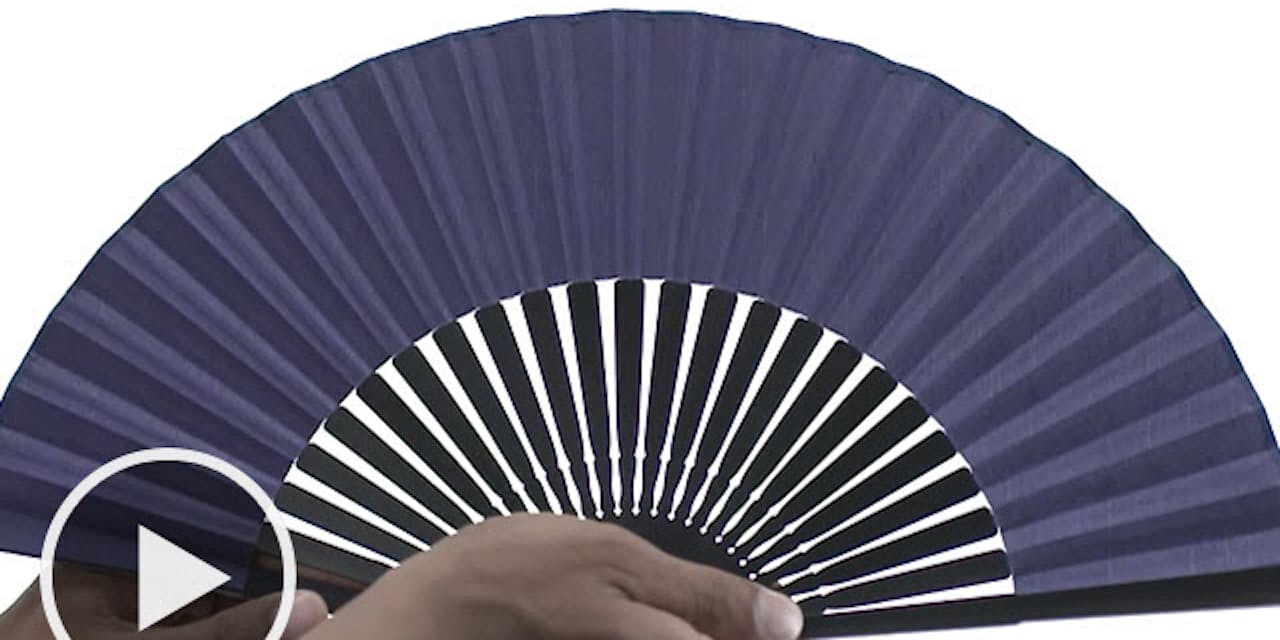扇子の開き方 両手でゆっくり 優しく丁寧に Nikkei Style