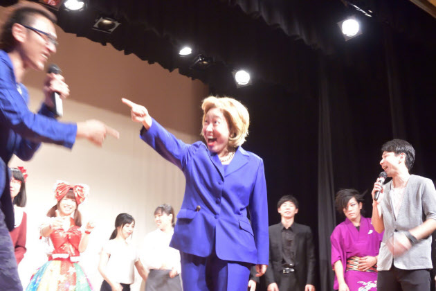得意のヒラリー・クリントンさんのものまねを披露する石井てる美さん