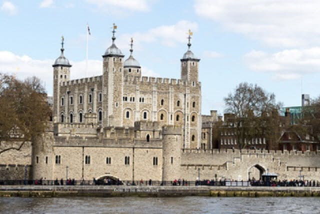 監獄から玉座へ 英女王の壮絶人生 日経bizgate