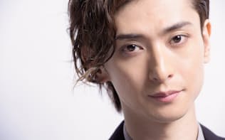 1987年生まれ、長野県出身。2007年俳優デビュー。ミュージカル『テニスの王子様』（07年）不二周助役で初舞台。アーティストとしても活動しており、12月25日にはデビュー10周年記念ライブを中野サンプラザで行う予定だ。