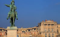 ベルサイユ宮殿の正面に立つルイ14世騎馬像