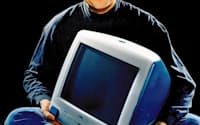 アップル再生のきっかけを作った「iMac」を持つジョブズ氏（1998年）=AP
