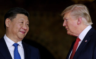 貿易戦争が泥沼化するなか、トランプ大統領(右)と習主席は11月のAPECやG20で首脳会談の可能性を探るが…(写真は2017年4月)=ロイター 貿易戦争が泥沼化するなか、トランプ大統領(右)と習主席は11月のAPECやG20で首脳会談の可能性を探るが…(写真は2017年4月)=ロイター