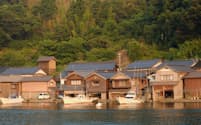 京都府伊根町の舟屋の多くは、明治から昭和にかけて建てられた。町歩きのガイドツアー、遊覧船やクルーズ船での伊根湾巡りが人気