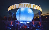 円形ステージ「バルーン360度」に浮かび上がる「FLOW」の文字（Flow Festival/Rikka Vaahtera）
