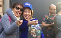 2016年の米大統領選でヒラリー・クリントンさんのものまねを披露する石井てる美さん（ニューヨークで）
