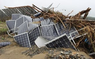 台風による水害で被災した太陽光パネルの例（出所:日経BP）