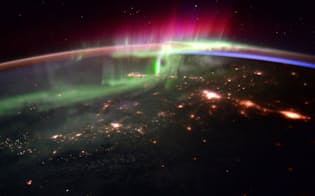 2016年1月20日、スコット・ケリー氏と欧州宇宙機関（ESA）のティム・ピーク飛行士が公開したオーロラの写真。地球の磁場・大気と高エネルギー粒子が反応して、光が舞っているように見える（PHOTOGRAPH BY SCOTT KELLY, NASA）