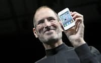 iPhone4を手にするジョブズ氏（2010年6月、米サンフランシスコ）=ロイター
