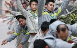 ベトナムから日本に来る技能実習生は年間約10万人。現地の送り出し機関で来日前に基礎的な訓練を受ける（ハノイ）