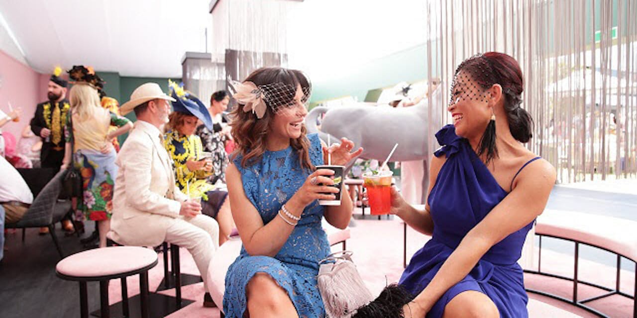 正装女性がワインも楽しむ オージー流競馬イベント Woman Smart Nikkei Style