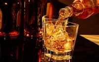 ウイスキーやウオッカなどをストレートで飲む人は、チリチリっと焼けるような刺激が"食道を降りていく"感覚が好きな人が多いだろう。だが、この飲み方にはあるリスクが…。(c)Donato Fiorentino-123RF