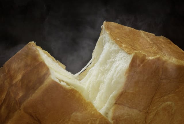 生地がキメ細かくもっちりとした食感の「生」食パン「魂仕込」　2斤で800円