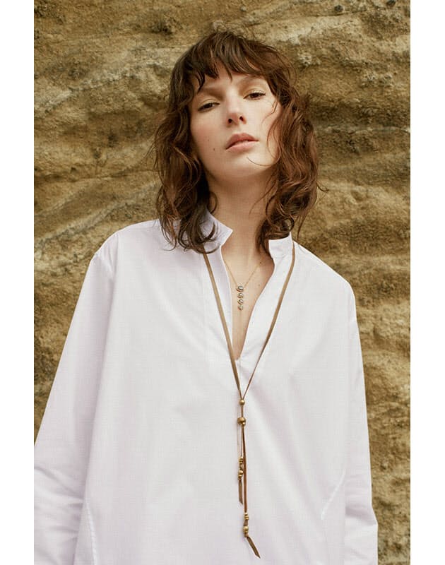 白シャツに細 長ネックレスを2本使い 休日シャツの着こなし ジュエリーミックスで Nikkei Style 白シャツに細 長ネックレスを2本使い 休日シャツの着こなし ジュエリーミックスで Nikkei Style