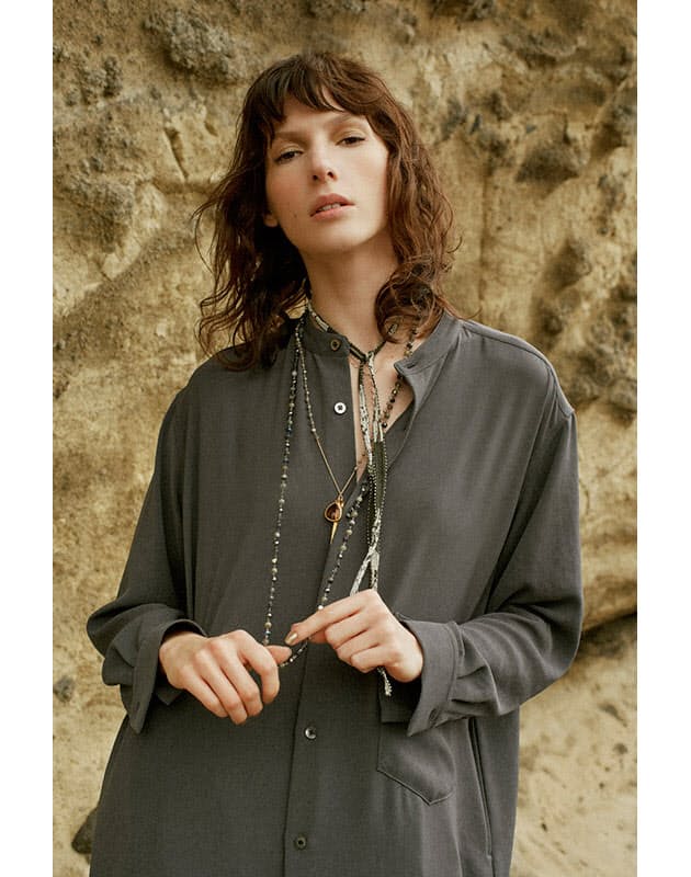 白シャツに細 長ネックレスを2本使い 休日シャツの着こなし ジュエリーミックスで Nikkei Style 白シャツに細 長ネックレスを2本使い 休日シャツの着こなし ジュエリーミックスで Nikkei Style