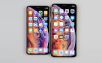 新登場のiPhone XSシリーズはデザインも斬新だ。写真はiPhone XS（左）、iPhone XS Max（右）