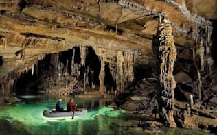 クリジナー鍾乳洞
全長8273メートルの洞窟。エベレストの標高に匹敵する長さだが、スロベニアでは中規模の洞窟とみなされている。エメラルドグリーンの湖がいくつもつながる美しい洞窟で、全体が手厚く保護されている（年間の入場者数を1000人に制限）（PHOTOGRAPH BY ROBBIE SHONE, NATIONAL GEOGRAPHIC）