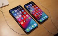 2018年のiPhone新機種「iPhone XS」と「iPhone XS Max」。17年の「iPhone X」の系譜を継いだモデルで機能は充実しているが、価格はいずれも10万円を超える