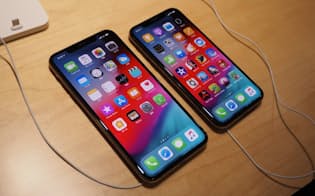 2018年のiPhone新機種「iPhone XS」と「iPhone XS Max」。17年の「iPhone X」の系譜を継いだモデルで機能は充実しているが、価格はいずれも10万円を超える