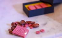 「ルビーチョコレート」はカカオ豆のなかでもルビー色になるカカオ豆を選別して加工している。バリーカレボーが10年以上をかけて開発したという