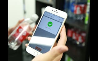 VAAKPAYを利用すると、商品を持って店を出るだけでアプリに登録したクレジットカードで決済が完了する