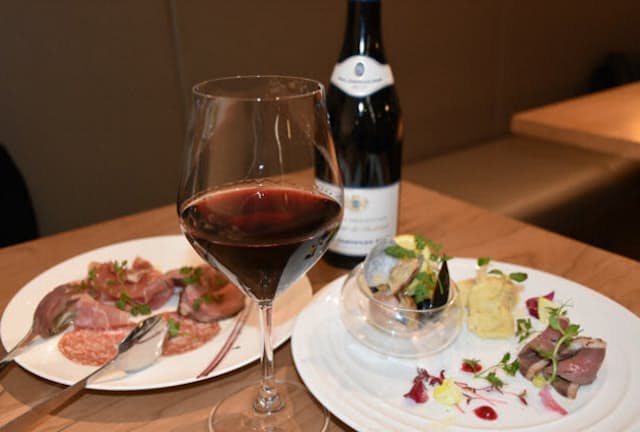 ワインの持ち込みができる「ビストロ　ア・トワ」では、客の好みのワインと料理をマリアージュ